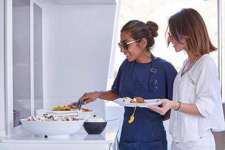 Santorini Gold Catamaran Cruise com churrasco, bebidas e hotel pickup