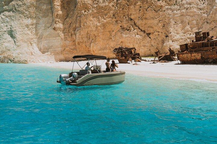 Croisière privée en hors-bord à Shipwreck et Blue Caves