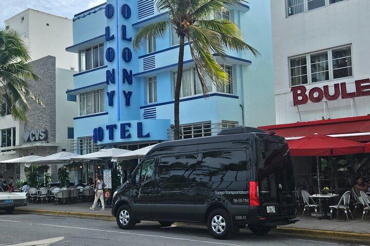 Traslado Hotel en Miami al Aeropuerto de Miami. Hasta 11 pasajeros.