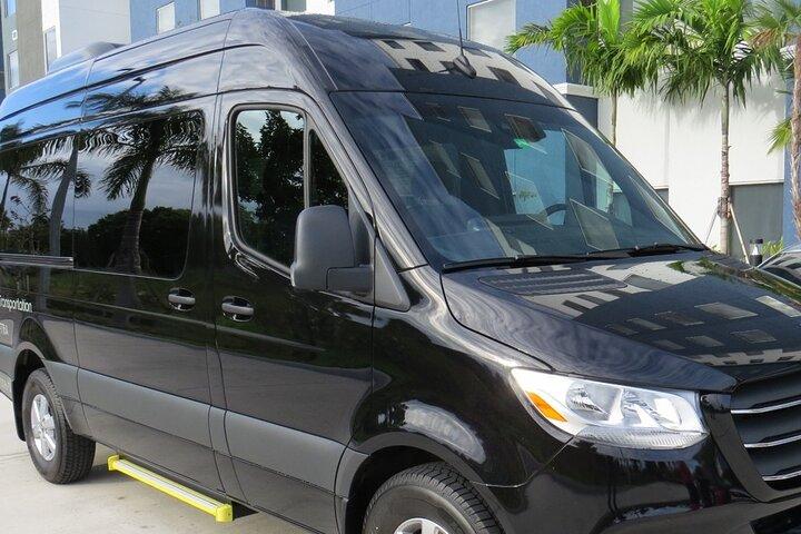 Traslado Hotel en Miami al Aeropuerto de Miami. Hasta 11 pasajeros.