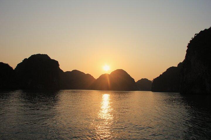 Sonnenuntergang an der Lan Ha Bay eine der schönsten Buchten der Welt