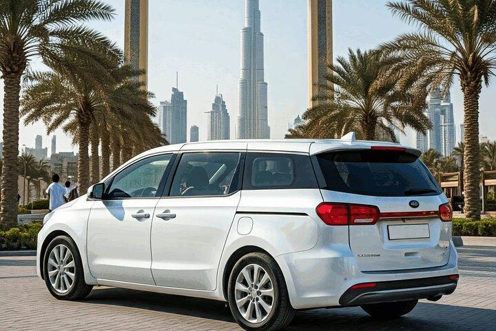 Trasferimento privato di un'intera giornata a Dubai o Abu Dhabi con Guida autista