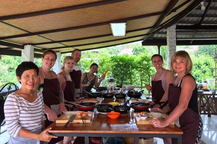 Classe de culinária tailandesa de meio dia com vista para o mar de Koh Tao
