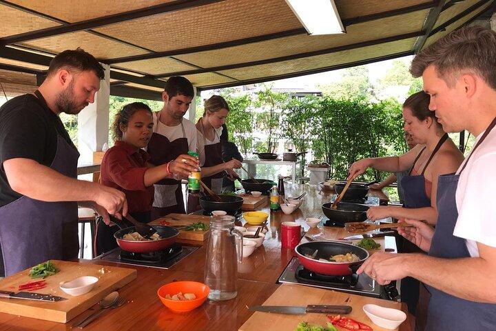Classe de culinária tailandesa de meio dia com vista para o mar de Koh Tao