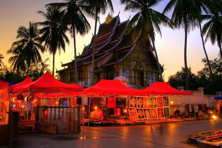 Marché nocturne de Luang Prabang et cuisine de rue avec visite privée au barbecue