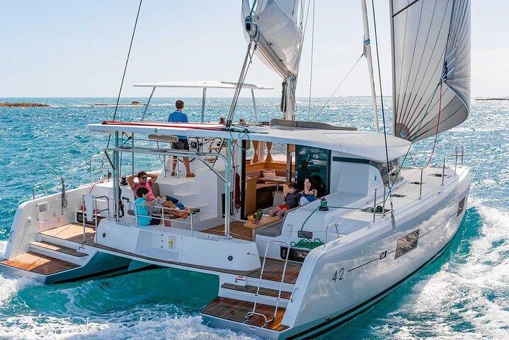 Santorini Catamaran Cruzeiro com Paradas de Natação, Refeição Grega e Sol