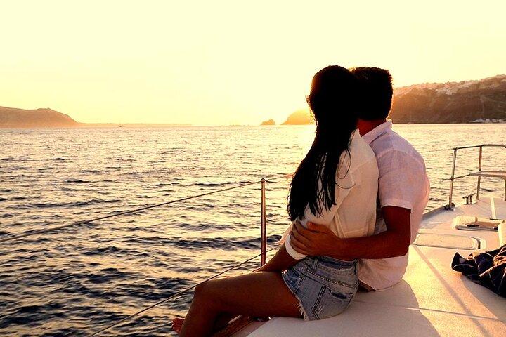 Santorini Catamaran Cruzeiro com Paradas de Natação, Refeição Grega e Sol