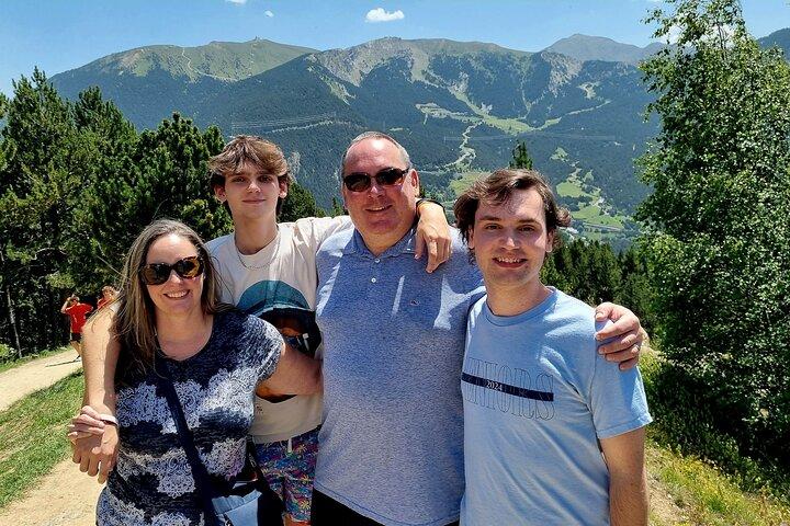Tour di un giorno ad Andorra, Francia e Spagna con 2 guide e ritiro in hotel