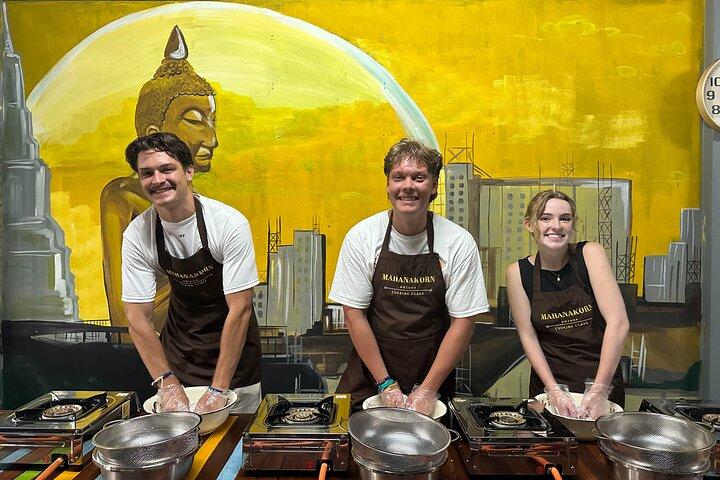 Classe de culinária tailandesa em Bangkok acolhida por uma família local
