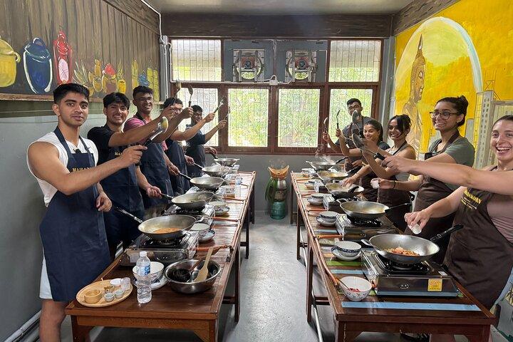 Classe de culinária tailandesa em Bangkok acolhida por uma família local