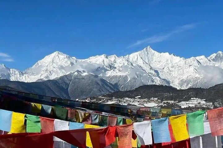 Salida del sol Meili Snow Mountain Golden en Feilai Temple & Balagezong