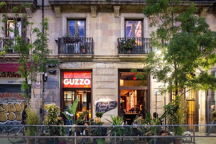 Local cuisine and live music at Ciutat Vella Barcelona