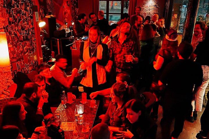 バルセロナのシウタット ベーリャで地元料理とライブ音楽を楽しむ