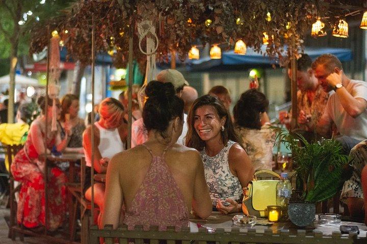 バルセロナのシウタット ベーリャで地元料理とライブ音楽を楽しむ