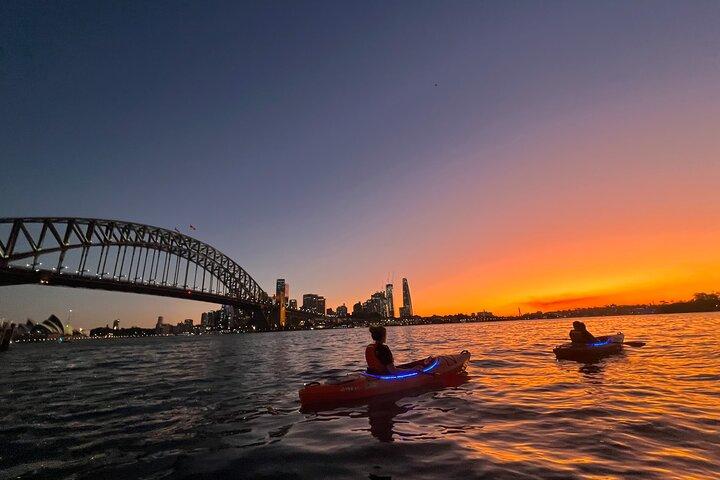 Sesión de pádel al atardecer en el puerto de Sydney (un solo kayak)