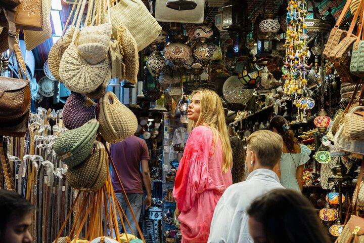 マスカットガイドによるコーニッシュ、スーク、ムトラ砦のウォーキングツアー