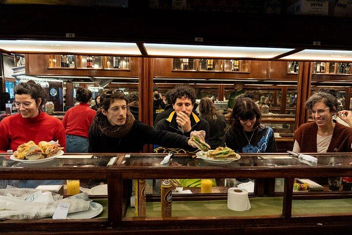 Bocados callejeros de Buenos Aires Cafés, Parrillas y Más Allá