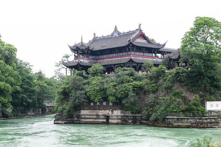 Chengdu: Dujiangyan Irrigation System & Qingcheng Group Tour