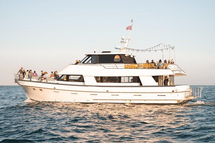 Santa Barbara Sunset Cruise em iate com bar completo