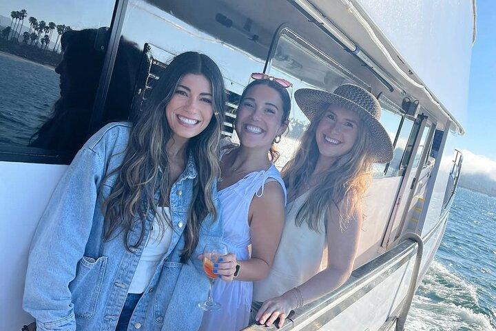 Santa Barbara Sunset Cruise em iate com bar completo