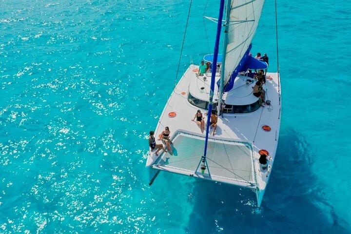 Catamaran Tour to Isla Mujeres Snorkeling con Buffet y Open Bar