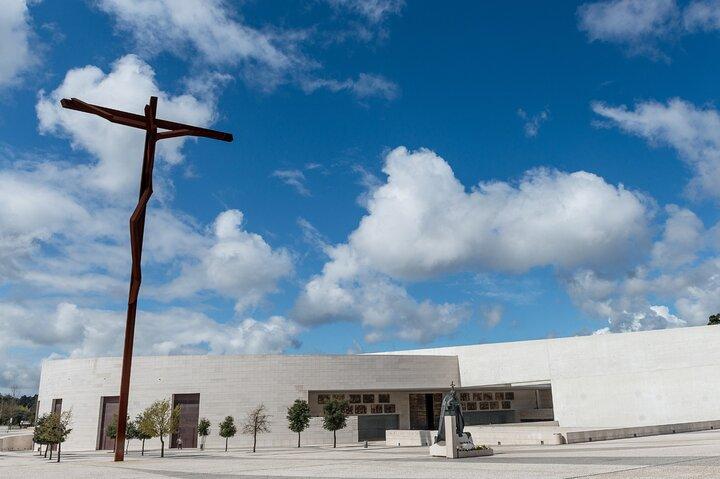 Private Fátima Sanctuary, Óbidos Medieval and Nazaré from Lisbon