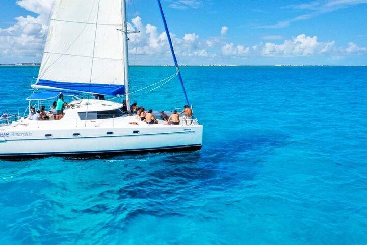 Catamaran Tour to Isla Mujeres Snorkeling con Buffet y Open Bar