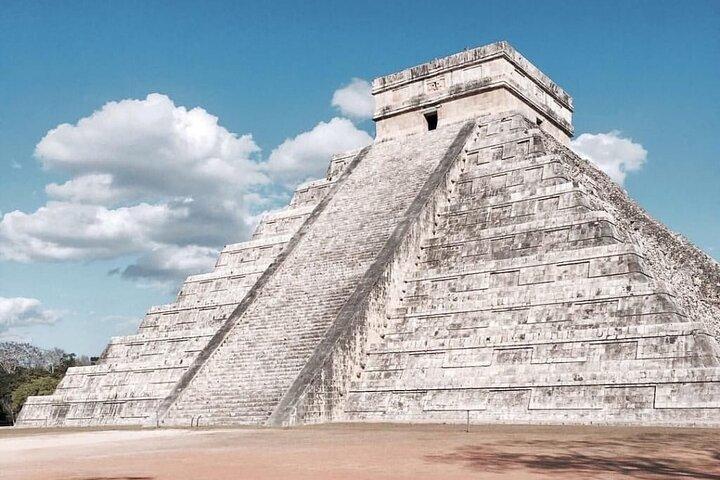 Chichen Itza Full-Day Tour met Cenote Swim en Valladolid Bezoek