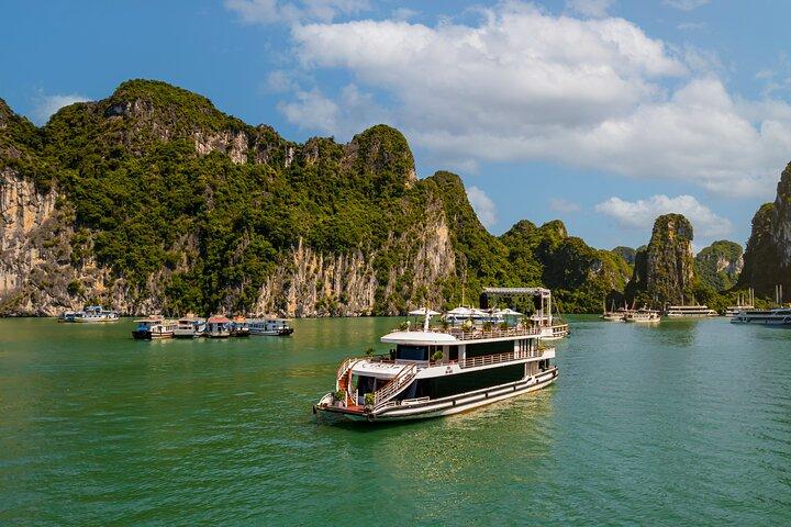 Iris Cruise Halong Bay mit Live-Musik, Jacuzzi und Premium-Mittagessen