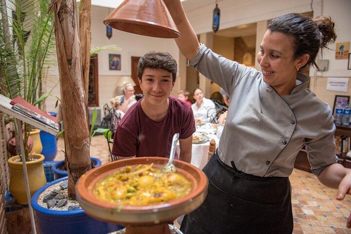 Tajine kookles in een traditionele Riad met een lokale chef-kok