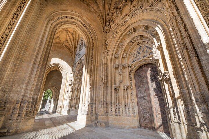 Private Tour Historic Center and Cathedral of Oviedo with tickets