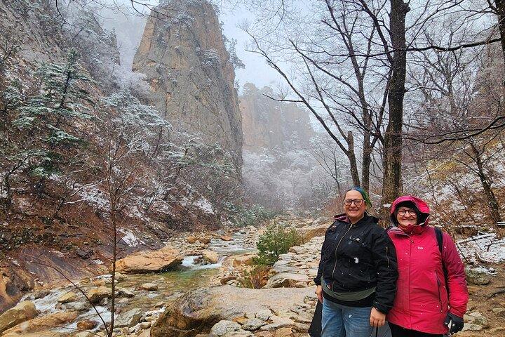 ソウル発、雪岳山の美しい渓谷を巡る2日間のハイキング