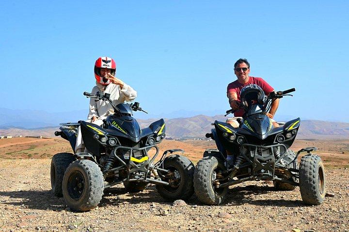 Deserto di Agafay al tramonto: quad, cammello, piscina e cena marocchina