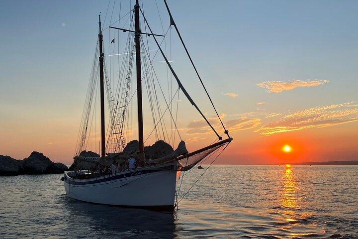Cruzeiro noturno ao pôr do sol