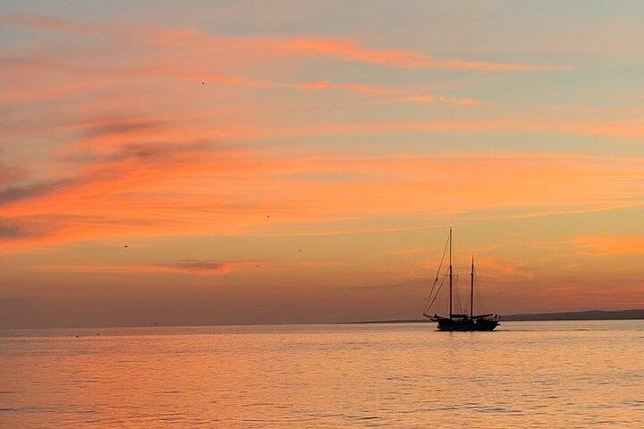 Cruzeiro noturno ao pôr do sol