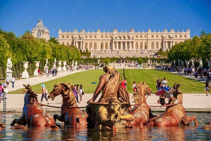 Private Round Trip Transfer from Paris to Versailles Sedan or Van