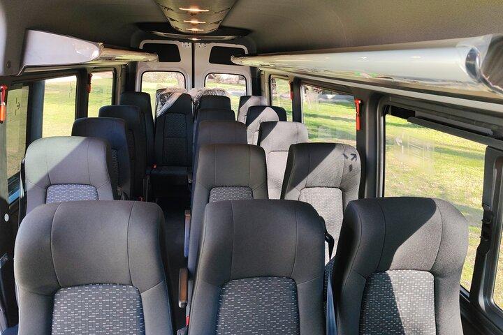 Transfer vom oder zum Flughafen (4 bis 12 Personen)