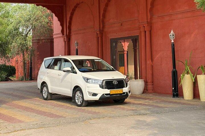 Agra nach Neu-Delhi Flughafen/Hotel – Private Transfers mit dem Taxi