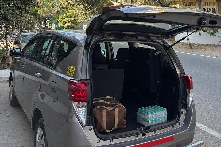 Agra nach Neu-Delhi Flughafen/Hotel – Private Transfers mit dem Taxi