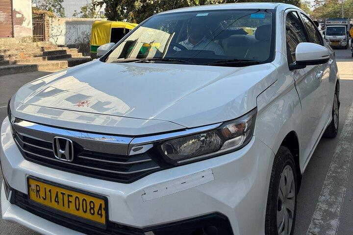 Agra nach Neu-Delhi Flughafen/Hotel – Private Transfers mit dem Taxi