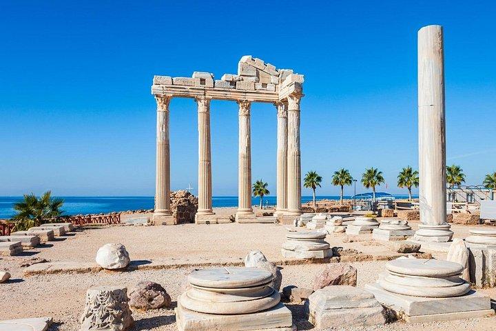 Excursão ao lado de Perge Aspendos