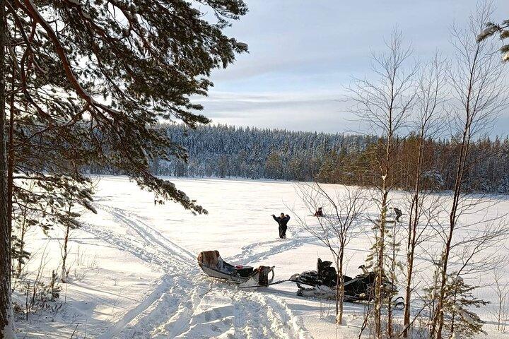 Laponia Aventura de invierno Motos de nieve y experiencia de pesca en hielo