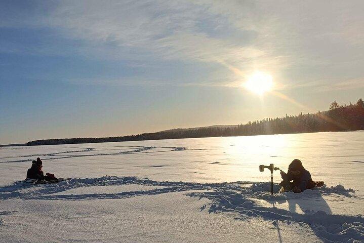 Laponia Aventura de invierno Motos de nieve y experiencia de pesca en hielo