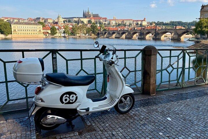 Local Vespa Prague：GPS付きベスパレンタルと現地おすすめ情報