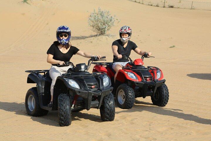 Quad Bike Adventure com Camelo e Areia em Abu Dhabi