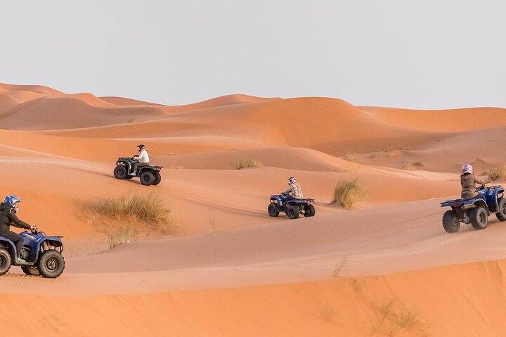 Quad Bike Adventure com Camelo e Areia em Abu Dhabi