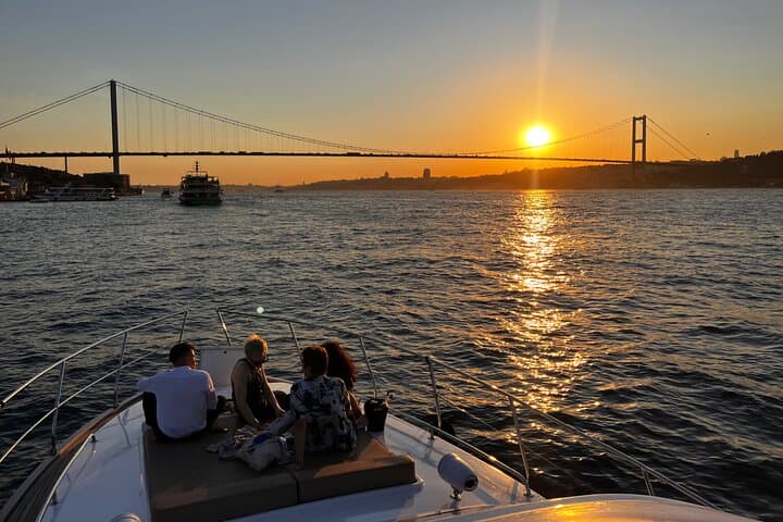 Small Group Yacht Tour With Unlimited Wine, Fruits & Mixed Nuts
