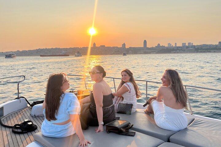 Small Group Yacht Tour With Unlimited Wine, Fruits & Mixed Nuts