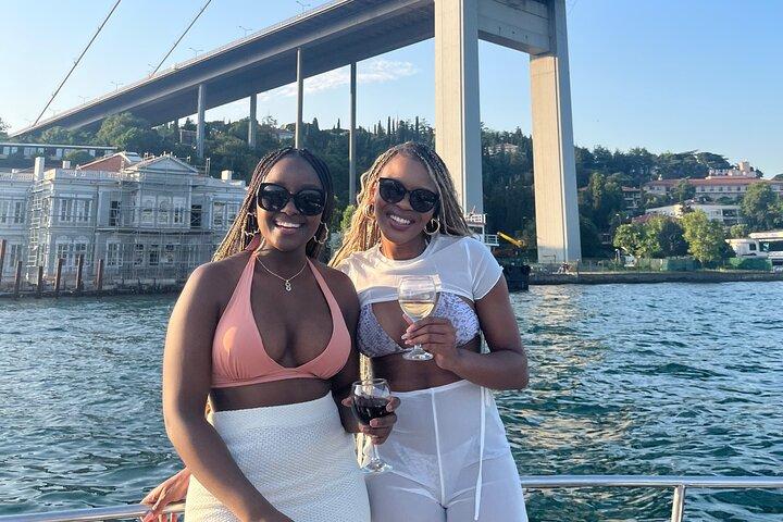 Small Group Yacht Tour With Unlimited Wine, Fruits & Mixed Nuts