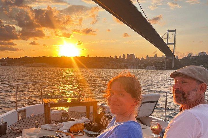 Small Group Yacht Tour With Unlimited Wine, Fruits & Mixed Nuts